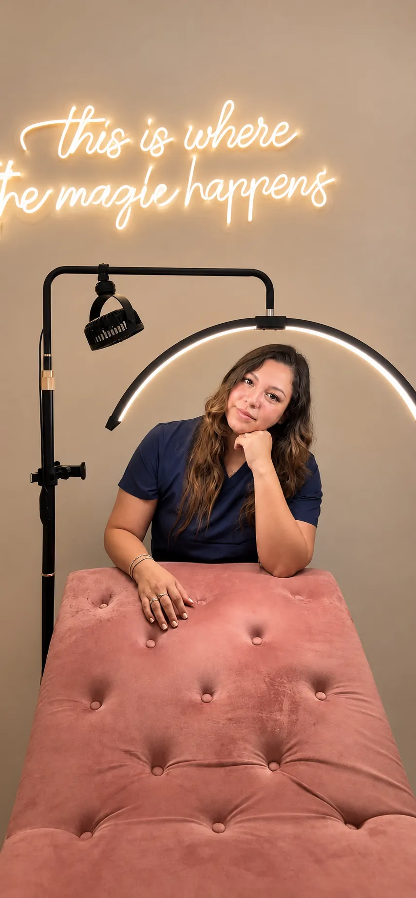 Fer, fundadora y lashista de Glam Lash, en su cabina